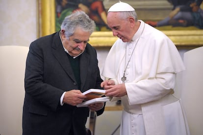 El Papa Francisco en audiencia privada con José Mujica en el Vaticano, en 2013.
