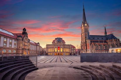 La plaza de Chemnitz en la que se concentran su Ópera y la catedral neogótica de San Pedro.