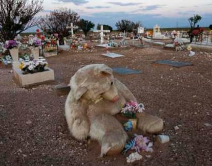 Un oso de peluche en la sección de niños del cementerio de San Rafael en Ciudad Juárez. Foto de archivo.