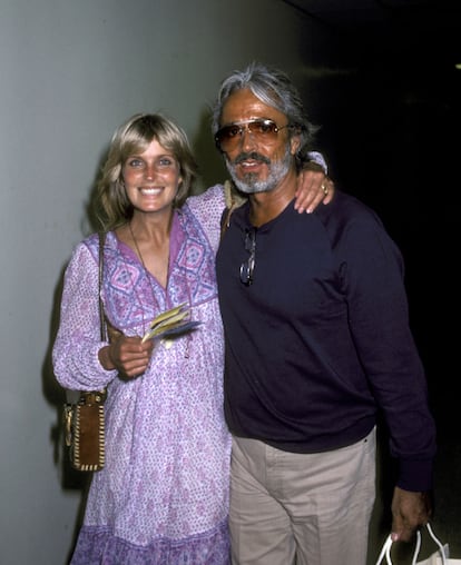 En algunos casos, las estrellas, lejos de ocultarse ante la cámara de Galella, quien ya era amigo de muchas de las celebridades, posaban para él. Es el caso de Bo Derek y su esposo, John Derek en el aeropuerto de La Guardia, en Nueva York. En la foto, de 1981, la actriz lleva un característico vestido de estilo boho. (Photo by Ron Galella/Ron Galella Collection via Getty Images)