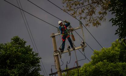 Un obrero electricista en Ciudad de México.