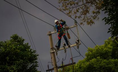 Un obrero electricista en Ciudad de México. 