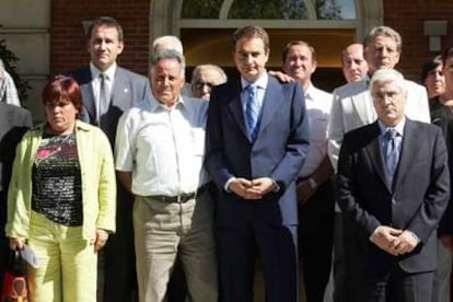 José Luis Rodríguez Zapatero posa en Moncloa con el presidente castellano-manchego, José María Barreda (a su izquierda) y 13 alcaldes.