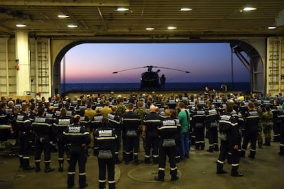 Soldados de la Marina francesa esperan la llegada del jefe del Estado Mayor del Ejercito Francés a bordo del portaaviones 'Charles de Gaulle'.