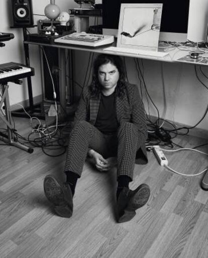 Lo de encima de la mesa es el estudio de grabación donde registra sus discos Joe Crepúsculo, que se refugia debajo por motivos desconocidos.