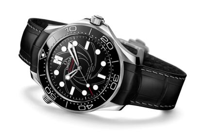 Omega amplía su colección de Seamaster, el reloj que viene equipando a James Bond desde 1995, con el Seamaster Diver 300M James Bond Edición Numerada, un lanzamiento especial que rinde tributo al espía más famoso del mundo. Su caja de 42 milímetros está manufacturada en platino y oro e incorpora una placa fabricada en los mismos materiales en el canto que lleva grabado el número de la edición. El mismo material precioso se utiliza en una hebilla cepillada y pulida que viene en pulsera de piel negra. Precio: 49.200 euros.