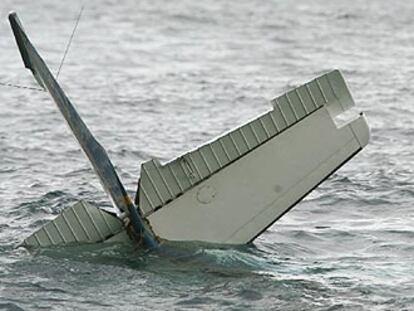 La cola de la avioneta <i>Cessna</i> permanece a flote junto a una patrullera de la Guardia Civil.