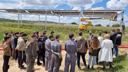 Alumnos de FP del Colegio San Gabriel (Aranda de Duero, Burgos) junto a su proyecto de instalación agrovoltaica.