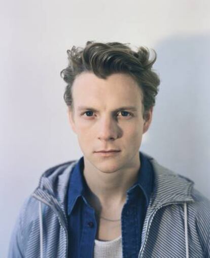 El actor luce sudadera y camiseta Lacoste. Camisa vaquera
Maison Kitsuné.