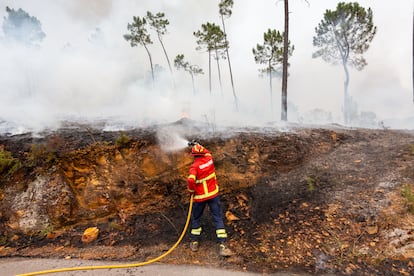 Un bombero intenta apagar las llamas, en Melres (Portugal).