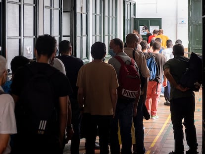 Cola a las puertas del comedor social Nuestra Señora del Rosario, el miércoles en Sevilla.