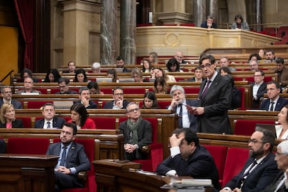 Salvador Illa, líder del PSC, en el Parlament, en un momento del debate de los presupuestos. A la izquierda, el president Pere Aragonès.