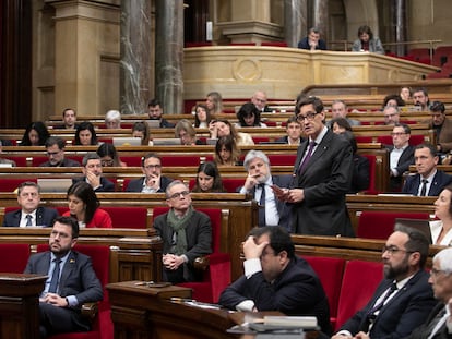 Salvador Illa, líder del PSC, en el Parlament, en un momento del debate de los presupuestos. A la izquierda, el president Pere Aragonès.