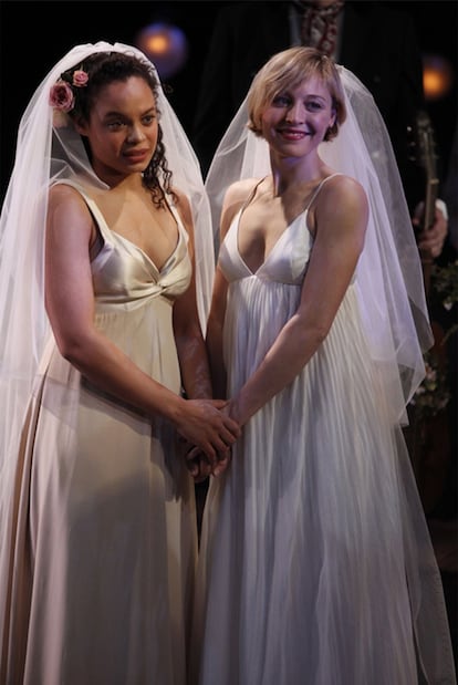 Juliet Rylance (izquierda) y Michelle Beck en <i>As you like it,</i> de William Shakespeare.