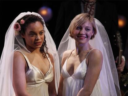 Juliet Rylance (izquierda) y Michelle Beck en <i>As you like it,</i> de William Shakespeare.
