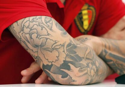 El brazo tatuado de Radja Nainggolan durante la rueda de prensa de Bélgica en el cuartel general de Bordeaux.  