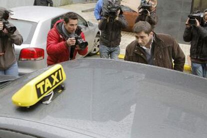 Jaime Maíz, presunto asesino de María Luz Pose, ayer, al abandonar el juzgado de Cambados tras ser excarcelado por error judicial.