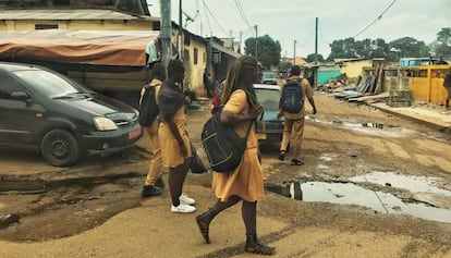 Un grupo de escolares camina por una calle de Conakry, capital de la República de Guinea.