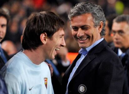 Mourinho fa broma amb Messi a un partit entre el Barça i l'Inter el 2009.