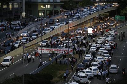 Taxistas protestaram e fecharam a avenida 23 de Maio, em S&atilde;o Paulo.  