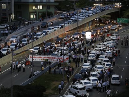 Taxistas protestaram e fecharam a avenida 23 de Maio, em S&atilde;o Paulo.  