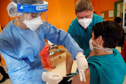 
Los residentes y trabajadores del Centro de Atención la Dependencia (CAD) de Cueto, en Santander, asistieron este martes a un simulacro para probar la eficacia del protocolo y detectar posibles fallos en la vacunación del Covid-19.