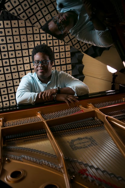 El pianista de jazz Iván "Melón" Lewis en los estudios de grabación en Las Rozas.