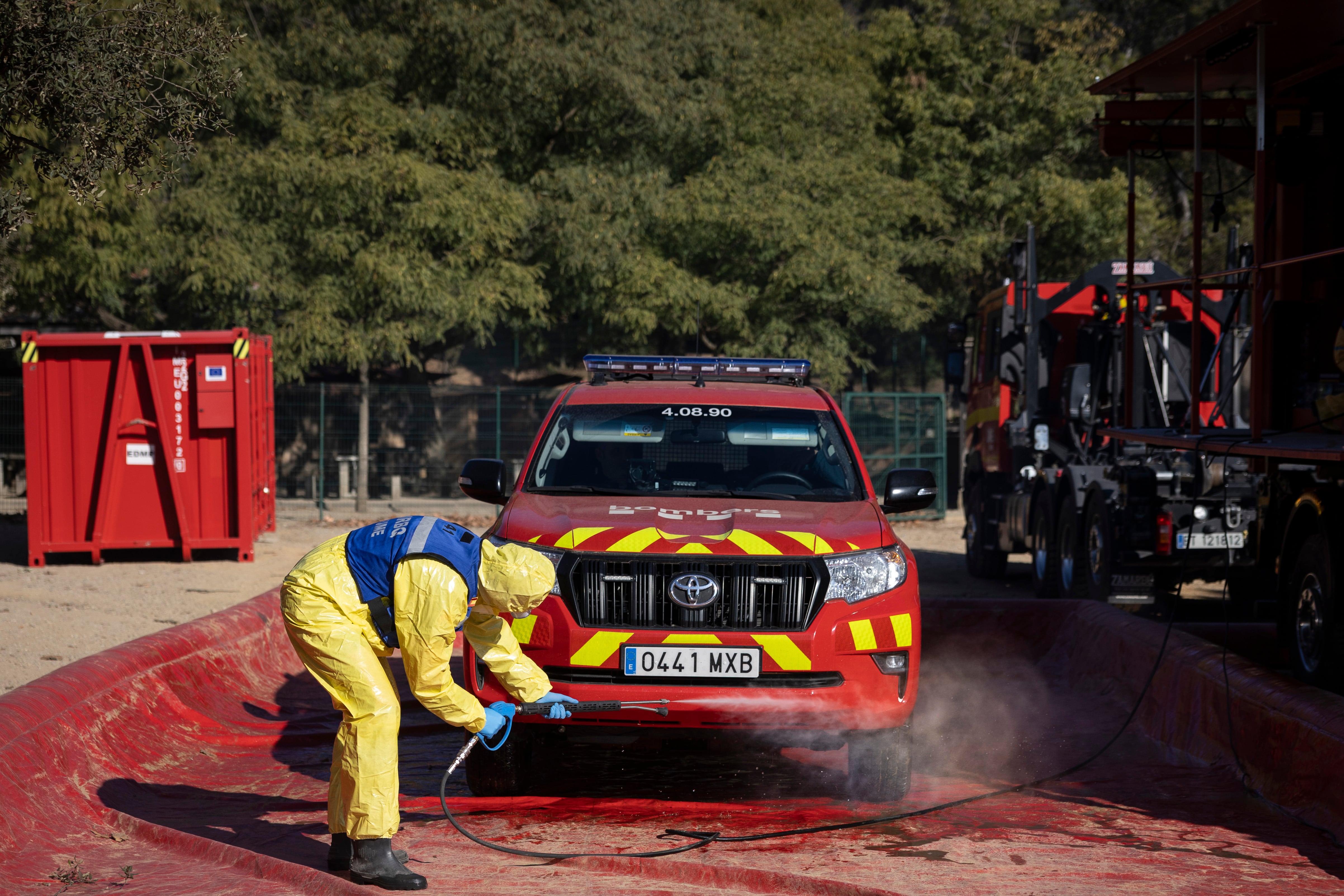 Efectivos de la UME durante las tareas de desinfección tras una batida, este miércoles en Cerdanyola del Vallès.