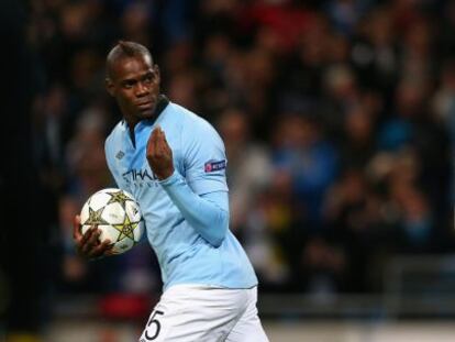Balotelli, en un partido contra el Borussia Dortmund.