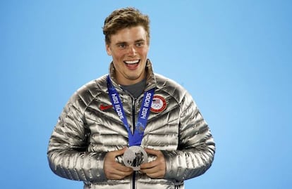 Tras ganar la medalla de plata en los JJOO de invierno en Sochi (Rusia), en 2014, este británico de 24 años se convirtió en un fenómeno viral cuando adoptó cinco cachorros callejeros, lo cual le llevó a aparecer en varias televisiones. Su salida del armario tuvo lugar tras su victoria en Sochi, evento que coincidió con las leyes rusas contra la propaganda homosexual. Gus declaró que estaba cansado de sentir que engañaba a todo el mundo.