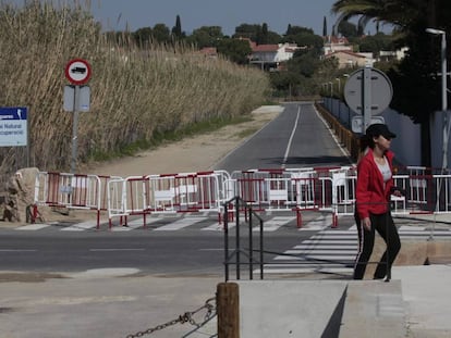 Tanques per impedir l'accés al Vendrell per una carretera secundària.