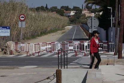 Tanques per impedir l'accés al Vendrell per una carretera secundària.