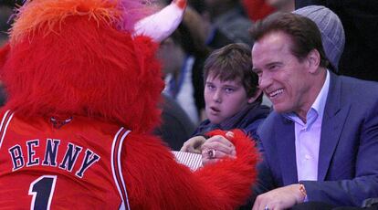 El gobernador californiano saluda a Benny, la mascota de los Bulls, ante la mirada de su hijo Christopher.