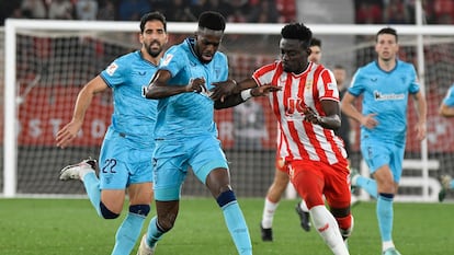 Iñaki Williams ante Baba, en el partido entre el Almería y el Athletic.