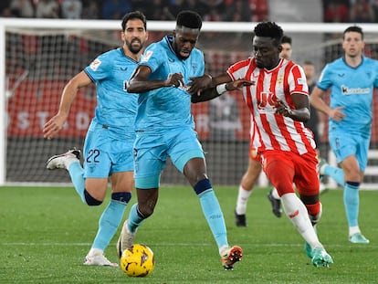 Iñaki Williams ante Baba, en el partido entre el Almería y el Athletic.