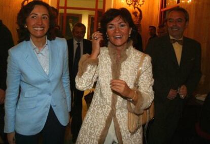 Imagen de 2004 de la entonces alcaldesa de Córodoba, Rosa Aguilar, junto a la entonces ministra de cultura, Carmen Calvo en un encuentro en Córdoba.