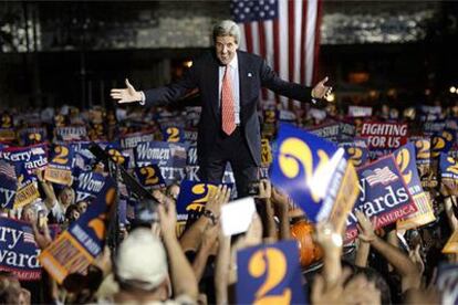 John Kerry saluda a sus partidarios en un acto electoral el domingo en Tampa (Florida).