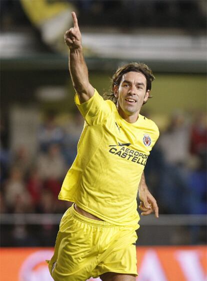 Pirès celebra uno de sus dos goles.