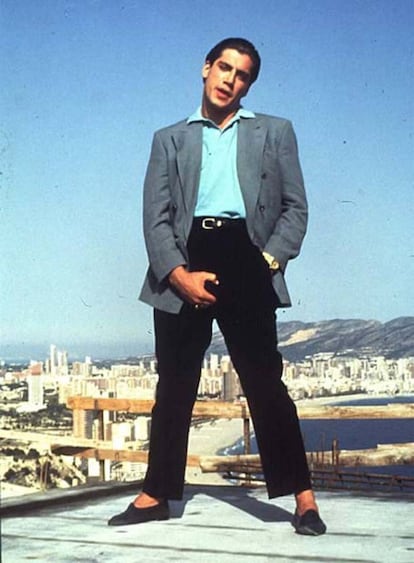 Javier Bardem. Huevos de oro.
Después de su debut como macho juvenil en Jamón Jamón, Javier Bardem dio una nueva vuelta de tuerca en su recreación del macho ibérico con el skyline de Benidorm de telón de fondo. La segunda parte, nunca rodada, podría haber transcurrido en Marbella con Bardem, esta vez como alcalde de la ciudad, entre salves rocieras y reality de televisión local.