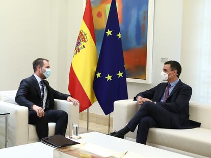El presidente del Gobierno, Pedro Sánchez (a la derecha), en una reunión con el vicepresidente de Meta, Javier Olivá, este martes en La Moncloa.