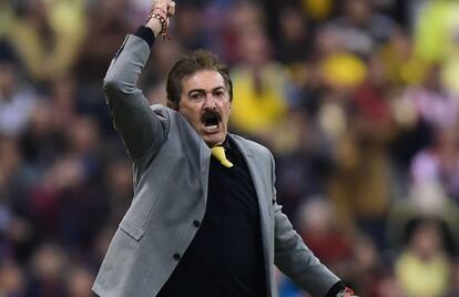 Ricardo La Volpe durante un partido con el América