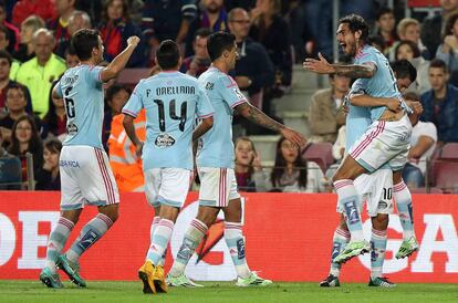 El delantero argentino del Celta de Vigo Joaqu&iacute;n Larrivey (d) celebra con sus compa&ntilde;eros su gol durante el encuentro contra el Bar&ccedil;a