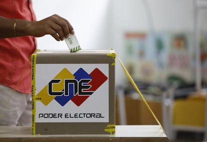 Un venezolano introduce su papeleta en una urna de un centro electoral de Caracas, el 20 de mayo de 2018.