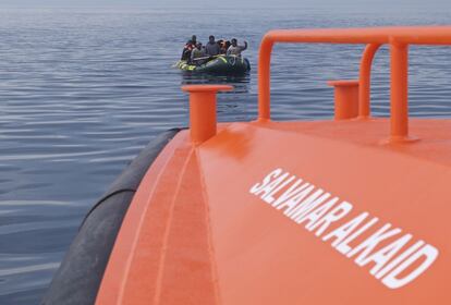 Más de 200 personas se han lanzado al Mediterráneo en los últimos cuatro días. Se han enfrentado a la muerte por intentar alcanzar Europa. Por tratar de mejorar su vida. Los servicios de emergencias marroquíes y españoles han localizado, desde el lunes, a nueve pateras que trataban de alcanzar la Península. Y este jueves, tras rescatar una primera embarcación, buscan una segunda aún desaparecida. Sería la décima. En la imagen, el momento en que Salvamento Marítimo localizó el martes una patera con nueve inmigrantes que rescató y trasladó a Tarifa (Cádiz).