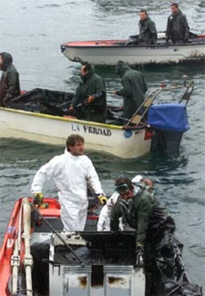 No hay descanso para nadie en el litoral gallego. Desde A Coruña hasta las Rías Baixas, todos los esfuerzos son pocos para evitar que la catástrofe del &#39;Prestige&#39; se lleve por delante el medio de vida de muchas de las gentes que ahora recogen los restos del vertido.