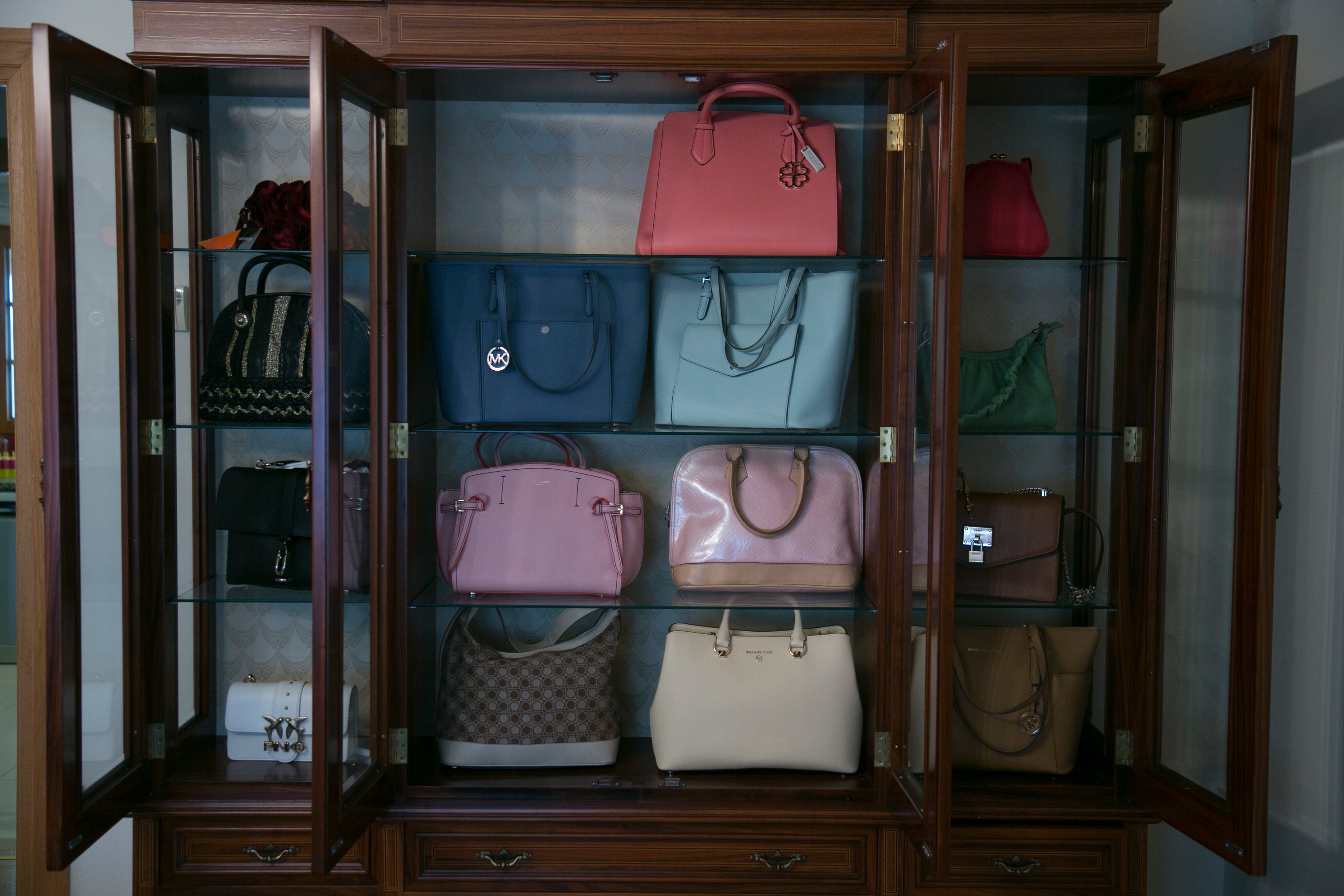 Bolsos de diseño en el vaciado de una casa en Pozuelo de Alarcón (Madrid), el 10 de septiembre.