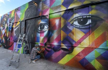 El artista brasileño Eduardo Kobra trabaja en un mural en el distrito de Wynwood, el jueves pasado en la ciudad de Florida (EE.UU.).