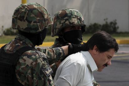 El Chapo Guzmán, tras su detención, en el aeropuerto de México DF, el sábado 22 de febrero.