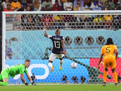 Enner Valencia marca el gol del empate para Ecuador ante Holanda este viernes en el estadio Khalifa International, en Doha.