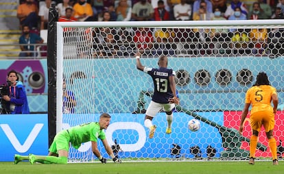 Enner Valencia marca el gol del empate para Ecuador ante Holanda este viernes en el estadio Khalifa International, en Doha.